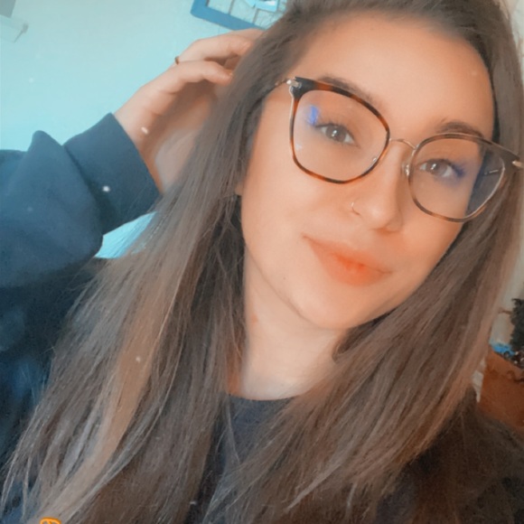 Meet your Posher, Danee - Picture 2 of 4